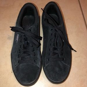 Kids/women Black suede Pumas